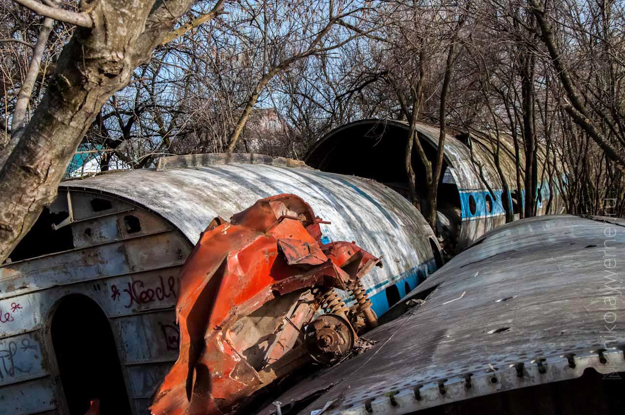 части самолета, лежащие в частном секторе в краснодаре