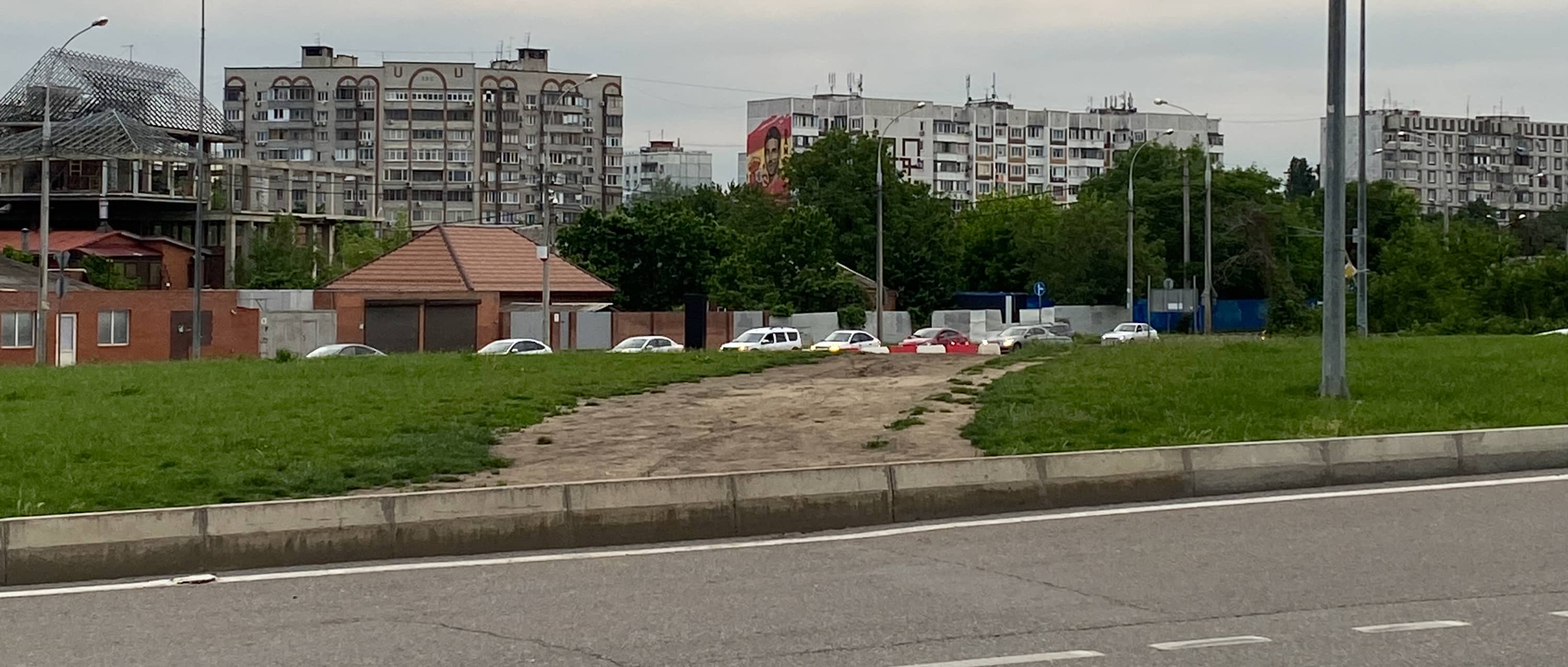 Дорожка протоптанная пешеходами напрямую через кольцо