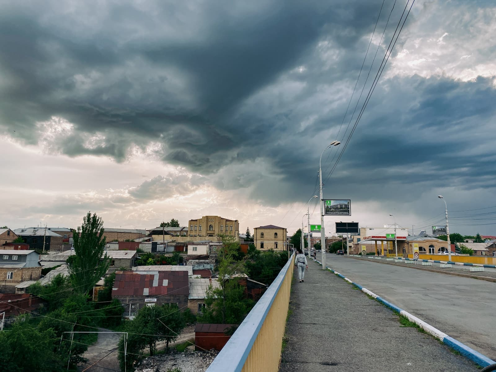 Красивая туча над мостом.